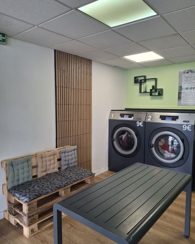 Le coin attente avec banc et grande table de pliage
