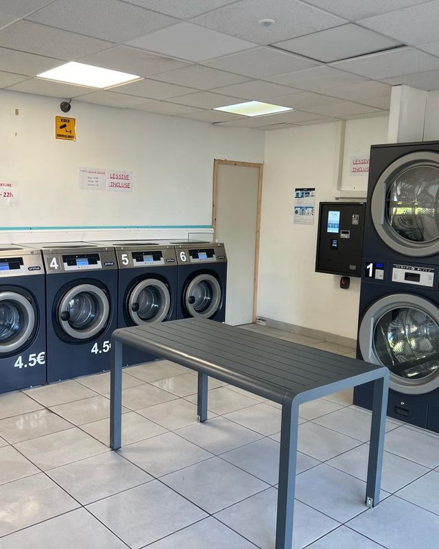 Les machines à laver et les sèche-linge de la laverie